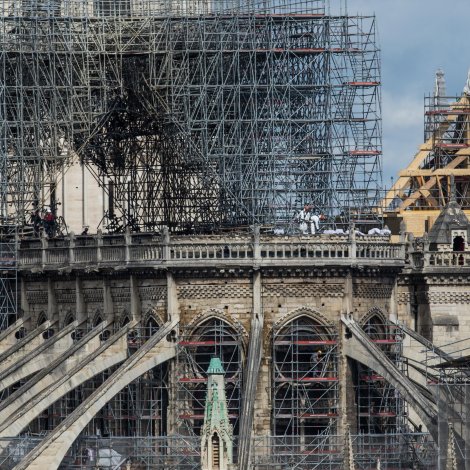 Aftra seg við at lata pening til Notre Dame