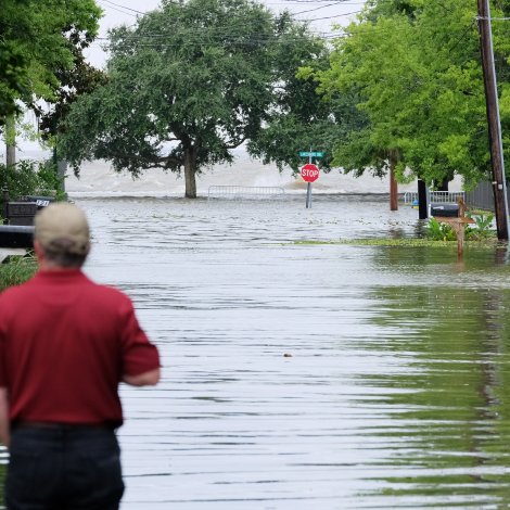 Gøturnar í Louisiana undir vatni: Ávara um enn meira avfall í dag