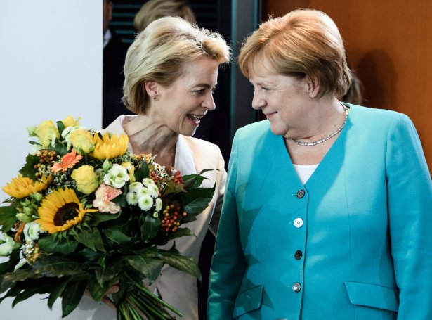 Urslua von der Leyen fekk í morgun handað blómutysski frá týska kanslaranum, Angelu Merkel (Mynd: EPA)