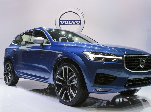 AB Volvo og Volvo Cars eru noydd at leggja nógv virksemi niður fyribils (Mynd: EPA)