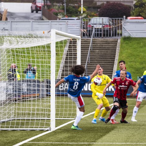 Tað vóru nógvar spentar støður í brotsteigunum hjá Linfield - Mynd: Olaf Olsen