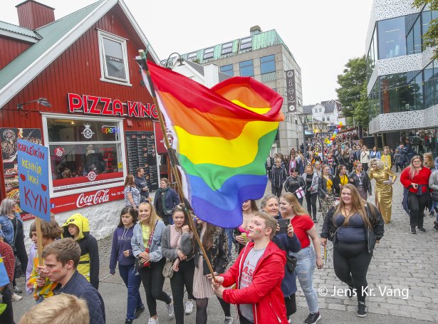 Pride-flaggið; her til Faroe Pride í juli (Mynd: Jens Kr. Vang)