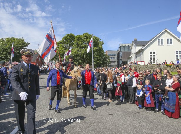 Jens Jensen fremst í ólavsøkuskrúðgonguni í 2019 (Savnsmynd: Jens Kr. Vang)