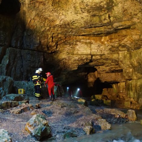 Royna at bjarga mann úr holu í Týsklandi