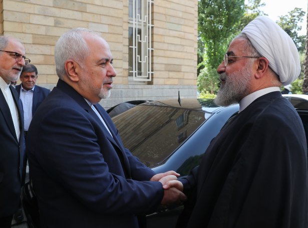 Rouhani saman við uttanríkisráðharranum Javad Zarif, ið fyri kortum vitjaði USA - Mynd: EPA