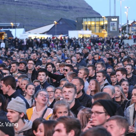 Fólkatalið í fjør vaks við yvir 800 fólkum