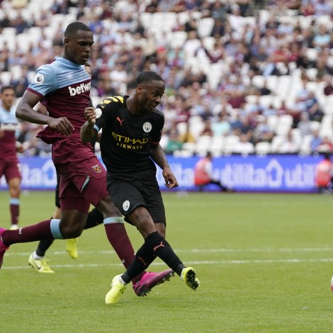 Raheem Sterling skorar í 5-0 sigrinum hjá Manchester City á West Ham (Mynd: EPA)