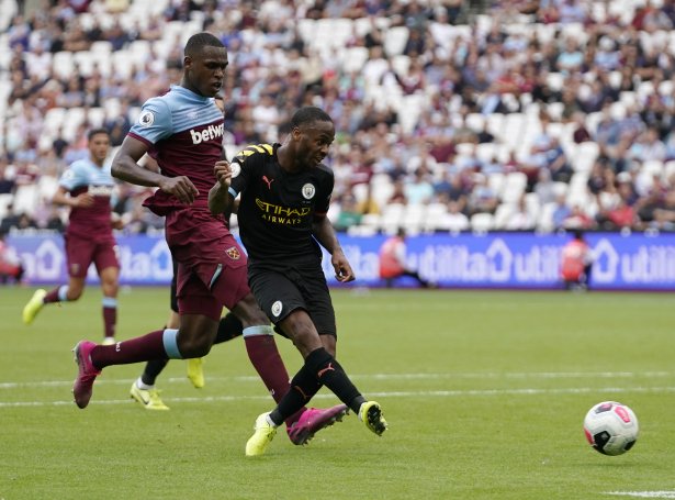 Raheem Sterling skorar í 5-0 sigrinum hjá Manchester City á West Ham (Mynd: EPA)