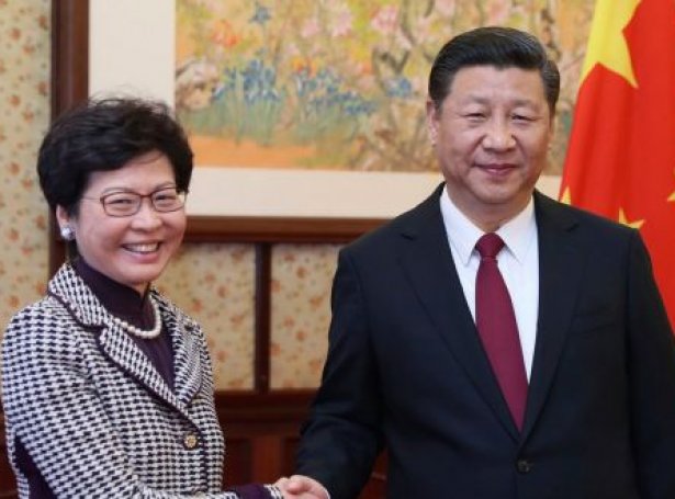 Carrie Lam og Xi Jinping - mótmælisfólk í Hong Kong eru ónøgd við Kina