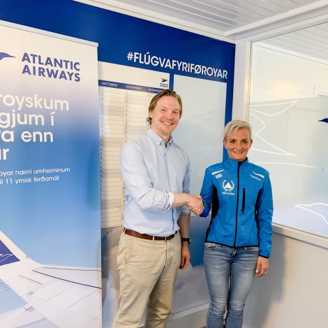 Árni Olsen frá Atlantic Airways og Ann Thomsen frá Bragdinum
