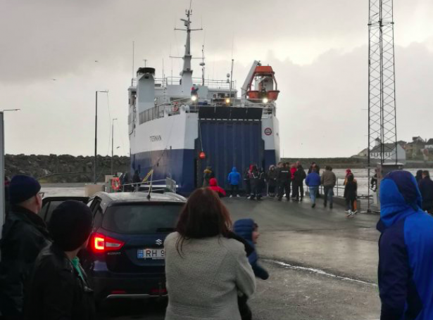 Fólk á kaiini í Nólsoy, tá Ternan kom sunnudagin (Mynd: Torben Nielsen)