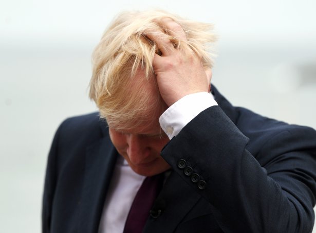 Boris Johnson fer at leggja frá sær sum formaður í konservativa flokkinum í dag men ætlar at vera sitandi sum forsætisráðharri til í heyst (Mynd: EPA)