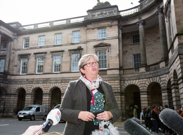 Joanna Cherry, tinglimur fyri SNP tosar uttan fyri Court of Session (Mynd: EPA)