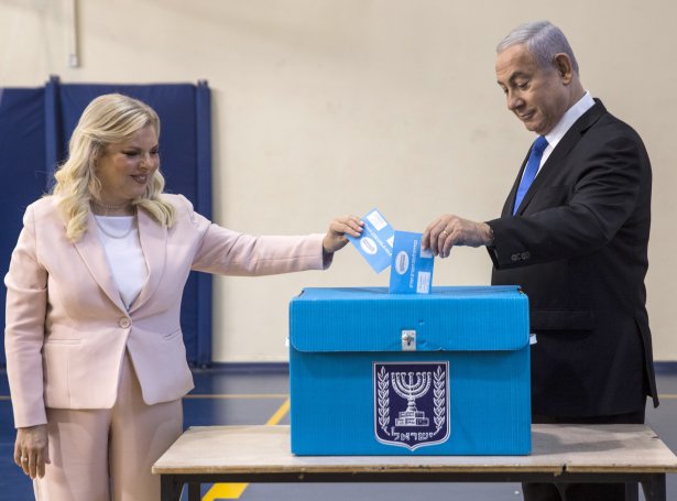 Benjamin Netanyahu, forsætisráðharri, og frúan, Sara, á Knesset-vali í morgun (Mynd: EPA)