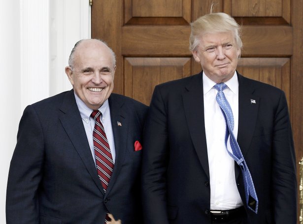 Rudy Giuliani saman við Donald Trump, forseta (Mynd: EPA)