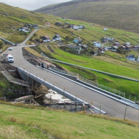 Koyrandi eftir brúnni um Fossá týsdagin