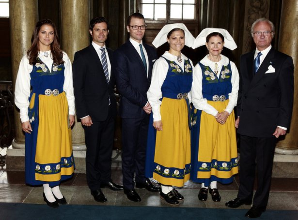 Frá vinstru: Madeleine prinsessa, Carl Philip prinsur, Daniel prinsur, Victoria krúnprinsessa, Silvia drotning og Carl Gustaf kongur (Mynd: EPA)