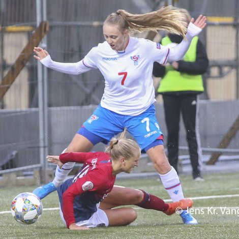 Ásla Johannesen og hinar á føroyska liðnum skulu royna seg móti Estlandi klokkan 17 (Mynd: Jens Kr. Vang)