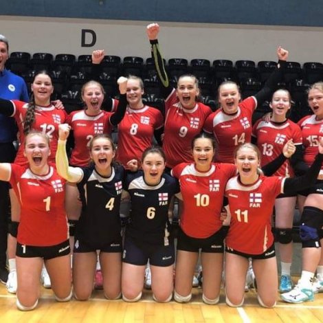 Føroyska U17 landsliðið hjá gentum beint eftir 3-2 sigurin á Noregi (Ovast frá vinstru: Inga Helena Henriksen, Sofía Weihe Simonsen, Eva Gunn Niclasen, Barbara Káradóttir, Milja Silvansdóttir, Janna Falkvard, Malan Maria í Haraldstovu Weihe 
Niðast frá vinstru: Hanna Iansdóttir Biskopstø, Sára Vatnhamar, Katrina Josefina Eliasdóttir, Vár Rajani Færø, Jakobina Joensen)