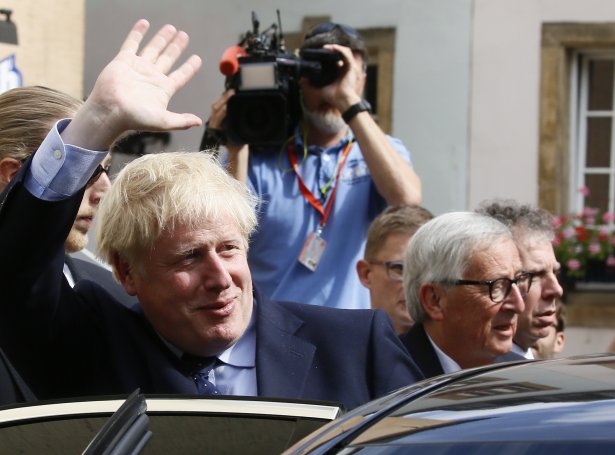 Boris Johnson og Jean-Claude Juncker hava funnið fram til semju í Brússel (Mynd: EPA)