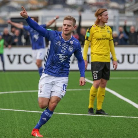 Páll Andrasson Klettskarð skoraði tvey mál í 3-2 sigrinum á NSÍ sunnudagin. Her hevur hann lagt KÍ á odda 2-1 (Mynd: Sverri Egholm)