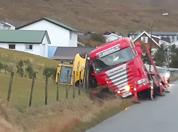 Lasbilurin fór útav við vegjarðanum áleið mitt í bygdini