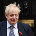 Boris Johnson fluttur av intensivu deild