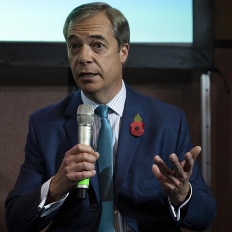 Nigel Farage leggur frá sær sum formaður í Reform UK