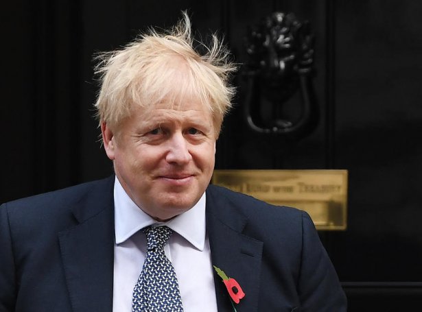 Boris Johnson er nú so mikið birgur, at hann ikki hevur tørv á at liggja á inensivu deild (Mynd: EPA)