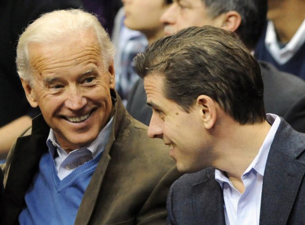 Joe Biden og sonur hansara, Hunter Biden (Mynd: EPA)