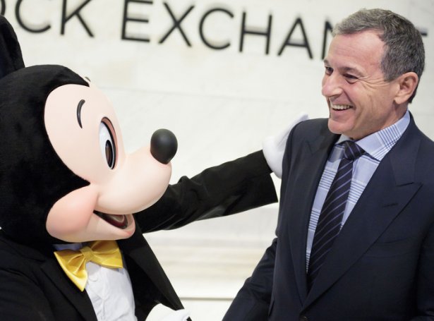 Bob Iger, fyrisitingarstjóri hjá Disney saman við maskottinum, Mickey Mouse (Mynd: EPA)