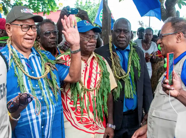 John Momis, landspartaforseti í Bougainville, uttan fyri eitt av valstøðunum í dag (Mynd: AFP)