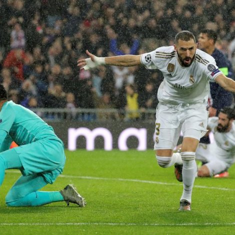 Karim Benzema vísti aftur sín klassa: 35-ára gamli franski liðformaðurin hjá Real Madrid legði upp til eitt og skoraði hini trý í eyðmýkingini á Camp Nou í gjár (Savnsmynd: EPA)