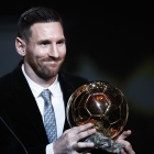 Lionel Messi við sínum sætta gullbóltið (Mynd: EPA)