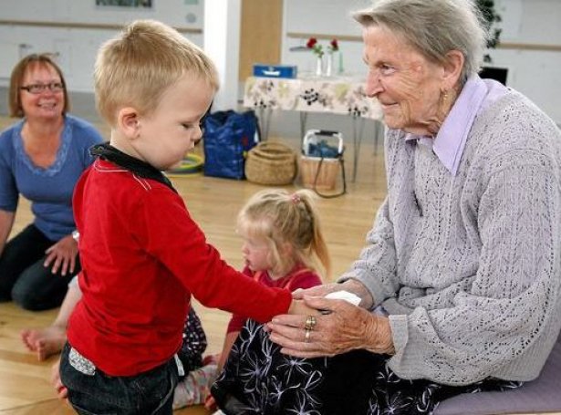 Børn og eldri fara at fáa nógvar møguleikar at nýta tíð saman í Suðuroynni frá komandi ári (Mynd: Vágs Kommuna)