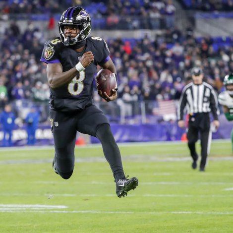 Lamar Jackson er skjótur - óvanliga skjótur fyri ein leikara á sínum plássi (Mynd: EPA)