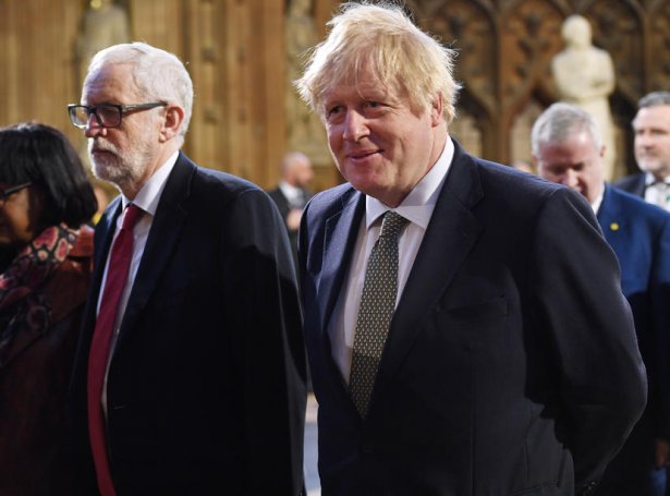 Ein fegin Boris Johnson undir liðini á Jeremy Corbyn (Mynd: EPA)