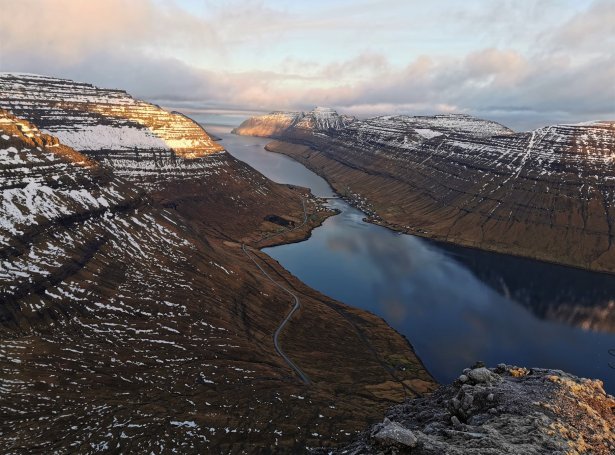 Sum Portalurin fær upplýst, so vildu nógv norður um Fjall í grind, men skjótt kundi løgreglan upplýsa, at orsøk ikki var til tess - tað vóru so fáir hval, og tað gekk skjótt (Savnsmynd: Pól Sundskarð)