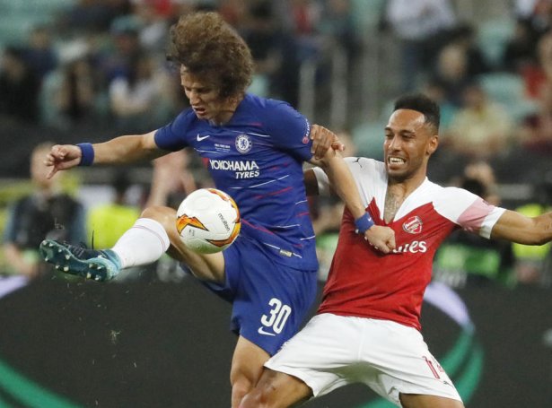 David Luiz skifti í summar úr Chelsea til Arsenal. Her sæst hann í nærdysti við Aubameyang í Europa League-finaluni, ið Chelsea vann greitt síðst í mai (Mynd: EPA)