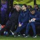 Jose Mourinho og Tottenham taptu fyri formsterka Southampton og hava trupult við at koma í topp-fýra (Mynd: EPA)