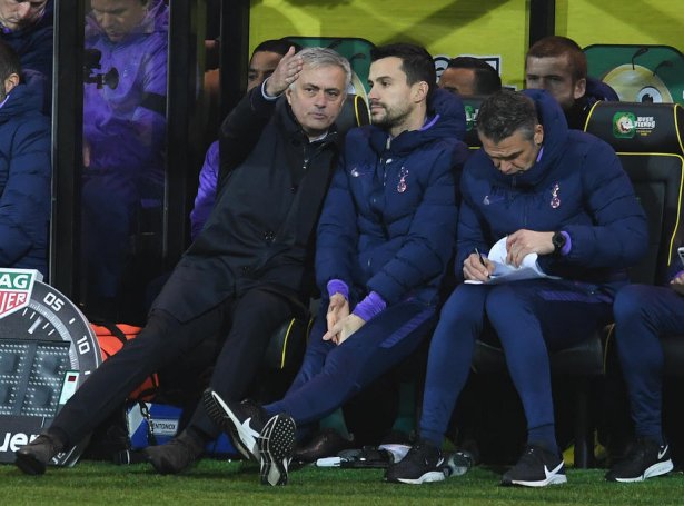 Jose Mourinho og Tottenham taptu fyri formsterka Southampton og hava trupult við at koma í topp-fýra (Mynd: EPA)