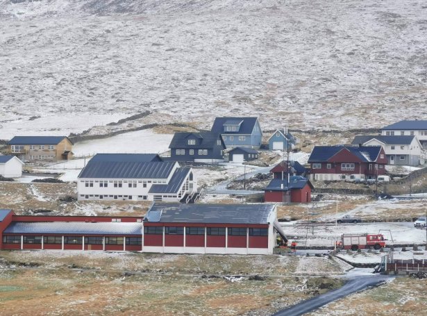 Skaði kom á fimleikahøllina á Viðareiði í dag (Mynd: Pól Sundskarð)