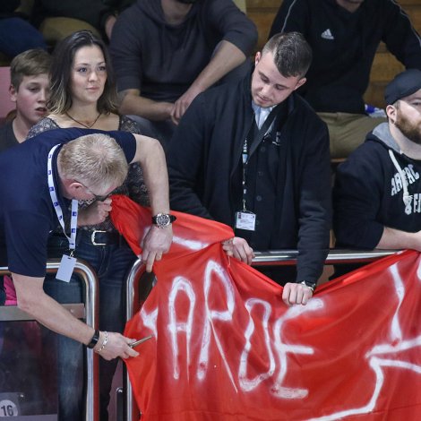 Hvalamótmæli í hondbóltshøllini