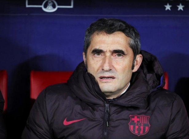 Valverde hevur verið undir trýsti leingi, og er nú ikki longur Barcelona-venjari (Mynd: EPA)