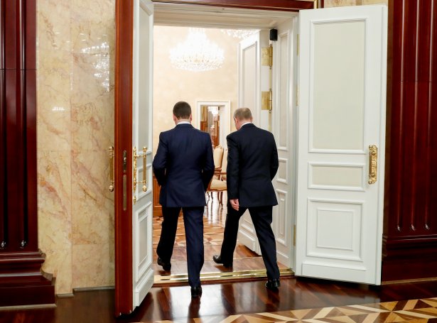 Medvedev og Putin fara av fundi í dag (Mynd: EPA)