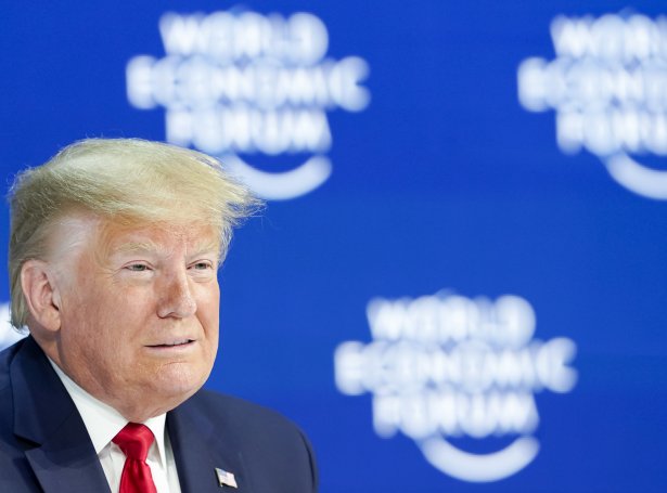 Donald Trump kom í dag til Davos í Sveits har árligi fundurin í World Economic Forum er (Mynd: EPA)