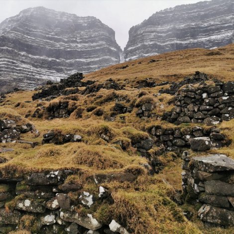 Myndir: Oman gjøgnum Skarðsgjógv og til Skarðs