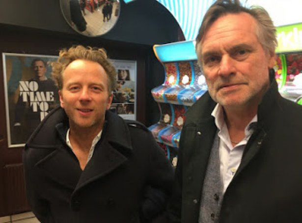 Boris Benjamin Bertram, t.v., og Henrik Bohn Ipsen undan framførsluna av Krigsfotografen í gjárkvøldið (Mynd: Birgir Kruse)