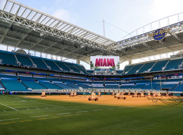 Hard Rock Stadium í Miami, har so nógvar milliónir av eygum verða venda ímóti (Mynd: EPA)