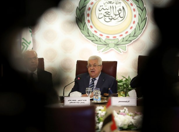 Mahmoud Abbas á fundinum í arabisku samgonguni í dag (Mynd: EPA)